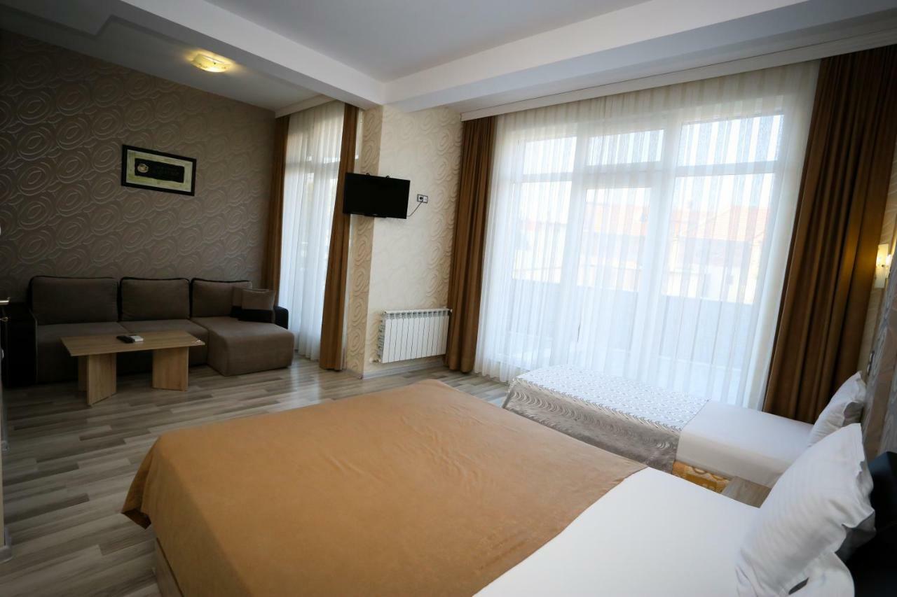 Apart Hotel Central Momtsjilgrad Buitenkant foto